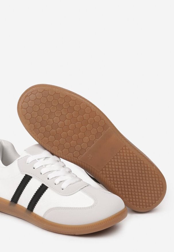 Born2be - Białe Sneakersy z Imitacji Zamszu na Płaskiej Podeszwie Memeriana. Okazja: na spacer. Nosek buta: okrągły. Kolor: biały. Materiał: zamsz. Wzór: motyw zwierzęcy. Sezon: lato, wiosna. Obcas: na płaskiej podeszwie. Sport: turystyka piesza