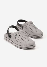 Born2be - Jasnoszare Piankowe Klapki z Ażurową Cholewką i Paskiem Podtrzymującym Piętę Salurisa. Okazja: na co dzień. Kolor: szary. Materiał: dresówka. Wzór: ażurowy. Sezon: lato. Styl: klasyczny, sportowy, casual #6