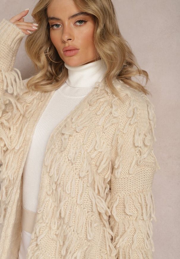 Renee - Jasnobeżowy Niezapinany Kardigan w Ozdobne Frędzle Massawa. Kolor: beżowy. Styl: elegancki