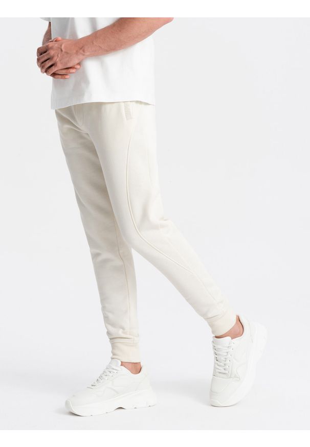 Ombre Clothing - Bawełniane męskie dresowe spodnie joggery BASIC – kremowe V5 - Rozmiar: XL. Okazja: na co dzień. Kolor: kremowy. Materiał: dresówka, bawełna. Wzór: aplikacja. Styl: sportowy, casual, elegancki