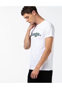 Lacoste - LACOSTE - Biały t-shirt z nadrukiem logo Regular Fit. Kolor: biały. Materiał: jeans, bawełna. Wzór: nadruk. Styl: klasyczny, sportowy #4