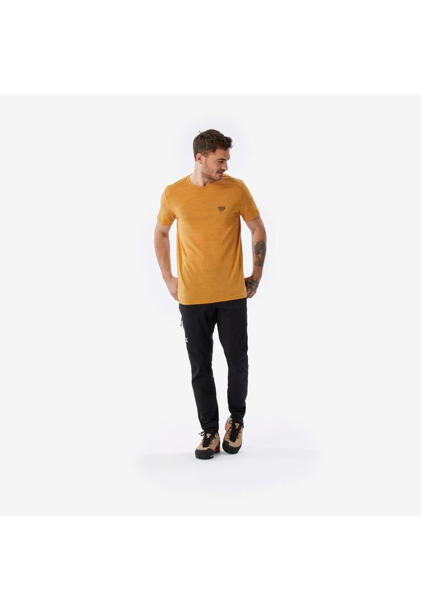 SIMOND - Koszulka trekkingowa z krótkim rękawem męska Forclaz Travel 500 Merino. Kolor: brązowy, żółty, pomarańczowy, wielokolorowy. Materiał: materiał, akryl, wełna. Długość rękawa: krótki rękaw. Długość: krótkie. Sezon: zima, lato. Sport: turystyka piesza