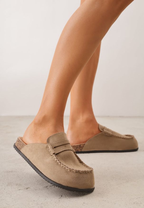 Renee - Ciemnobeżowe Klapki Mule na Podeszwie z Korka z Ozdobnymi Przeszyciami Chionessa. Okazja: na co dzień. Kolor: beżowy. Styl: retro, casual