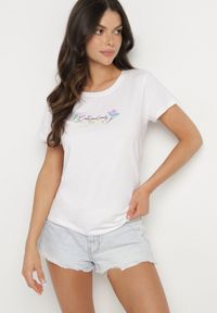 Born2be - Biały Bawełniany T-shirt Ozdobiony Nadrukiem Zarice. Okazja: na co dzień. Kolor: biały. Materiał: bawełna. Wzór: aplikacja, nadruk. Styl: klasyczny, casual #7