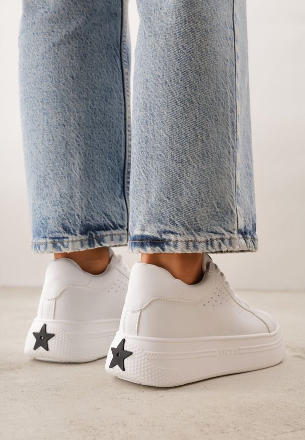 Born2be - Białe Sneakersy VICES z Metaliczną Wstawką Perforacją i Gwiazdą Edanatia. Okazja: na co dzień. Kolor: biały. Materiał: jeans. Wzór: aplikacja