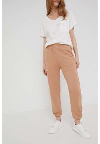 Answear Lab spodnie dresowe damskie kolor beżowy gładkie. Kolor: beżowy. Materiał: dresówka. Wzór: gładki
