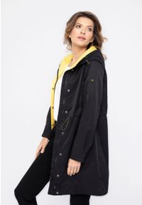 Volcano - Czarny płaszcz damski z kapturem J-DANI. Typ kołnierza: kaptur. Kolor: czarny. Materiał: poliester, tkanina, bawełna, materiał, poliamid, włókno. Sezon: wiosna, lato #1