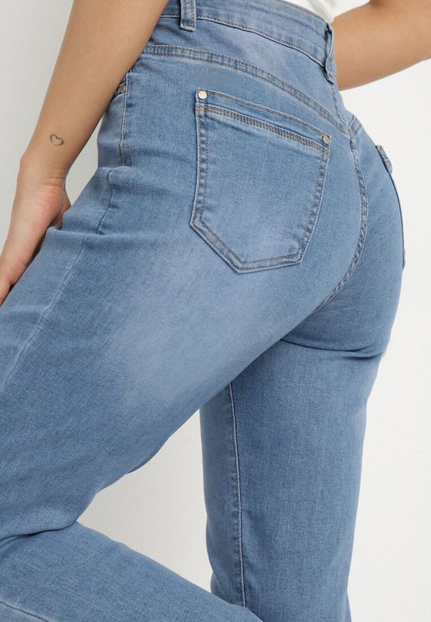 Born2be - Niebieskie Klasyczne Jeansy o Kroju Mom Fit Natisti. Okazja: na co dzień. Kolor: niebieski. Wzór: aplikacja, gładki. Styl: klasyczny