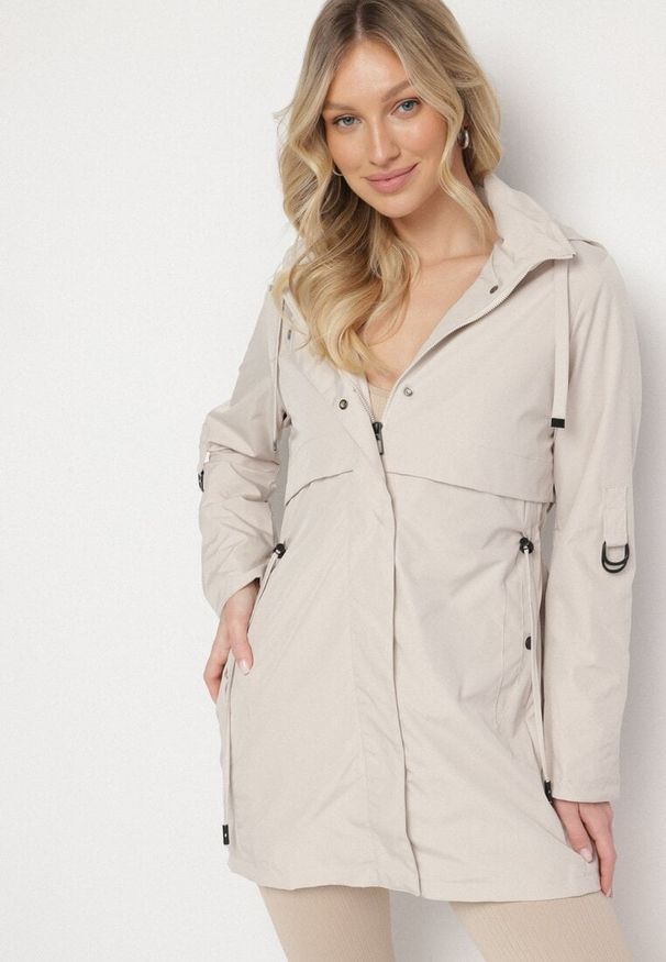 Born2be - Jasnobeżowa Kurtka Parka z Kapturem Odpinanym w Stylu Utility Janiora. Okazja: na co dzień. Typ kołnierza: kaptur. Kolor: beżowy. Długość rękawa: długi rękaw. Długość: długie. Styl: casual, klasyczny