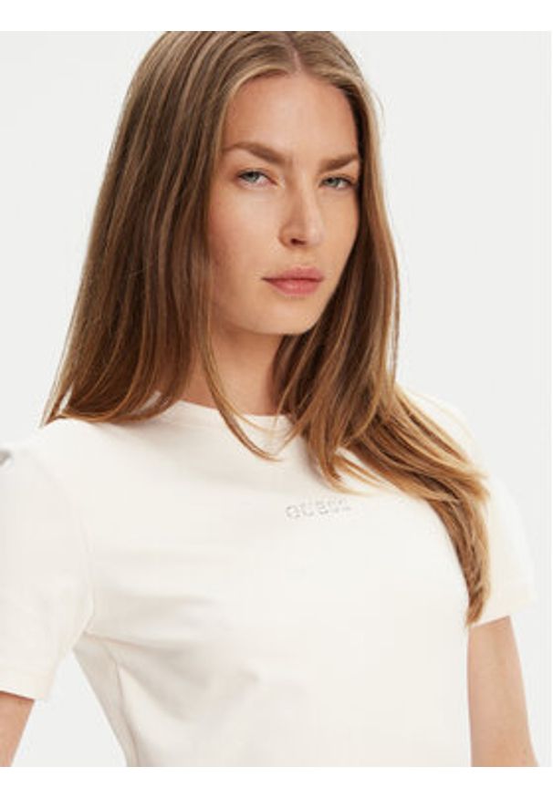Guess T-Shirt V5RI10 KCD02 Écru Regular Fit. Materiał: syntetyk