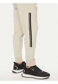 BOSS Dres 50533738 Beżowy Regular Fit. Kolor: beżowy. Materiał: bawełna #5
