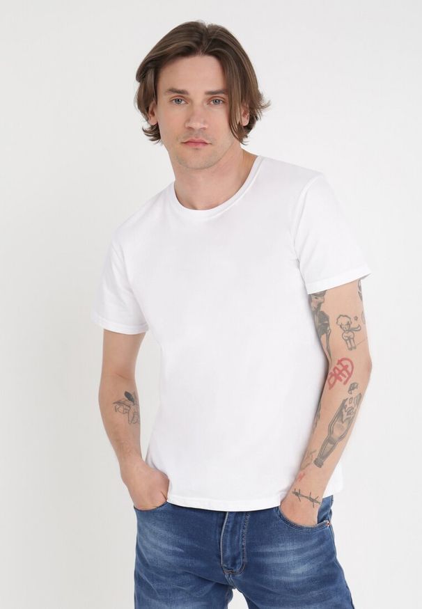 Born2be - Biały T-shirt Elagio. Okazja: na co dzień. Kolor: biały. Materiał: tkanina, bawełna. Długość: krótkie. Wzór: gładki. Styl: klasyczny, casual