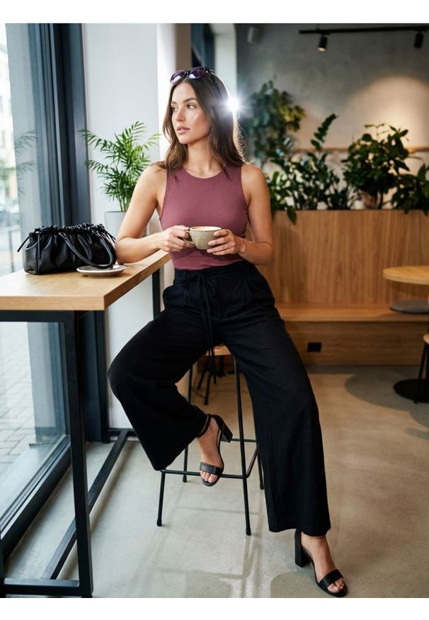 Sinsay - Spodnie wide leg z domieszką lnu - czarny. Kolor: czarny. Materiał: len