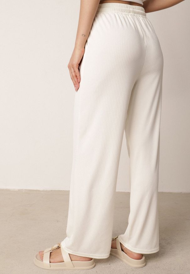 Born2be - Jasnobeżowe Szerokie Spodnie z Prążkowanej Tkaniny z Wysokim Stanem Sarora. Okazja: na co dzień. Stan: podwyższony. Kolor: beżowy. Materiał: tkanina, prążkowany. Wzór: prążki. Styl: casual