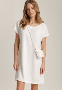 Renee - Biała Sukienka Z Torebką Adreanna. Kolor: biały. Materiał: tkanina. Długość rękawa: krótki rękaw. Typ sukienki: proste. Długość: mini #1