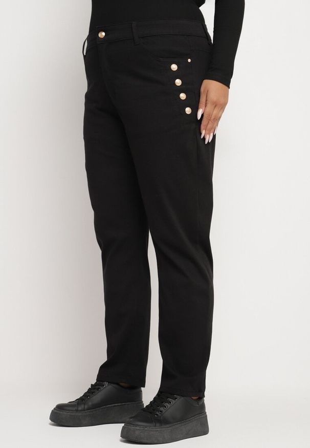 Born2be - Czarne Jeansy Mom Fit z Bawełną Wysokim Stanem Ozdobione Guzikami Evishias. Okazja: na co dzień. Stan: podwyższony. Kolor: czarny. Wzór: aplikacja. Styl: casual, elegancki