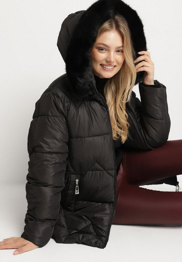 Born2be - Czarna Pikowana Kurtka z Kapturem z Futerkiem Tevea. Okazja: na spacer, na spotkanie biznesowe, do pracy. Typ kołnierza: kaptur. Kolekcja: plus size. Kolor: czarny. Materiał: futro. Styl: elegancki, biznesowy, klasyczny