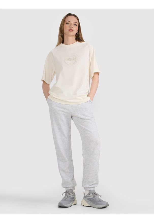 4f - 4F T-shirt oversize z nadrukiem damski - biały XS. Okazja: na co dzień. Kolor: biały. Materiał: jersey, tkanina, dzianina, bawełna, materiał. Długość rękawa: krótki rękaw. Długość: krótkie. Wzór: nadruk. Styl: sportowy, klasyczny, casual