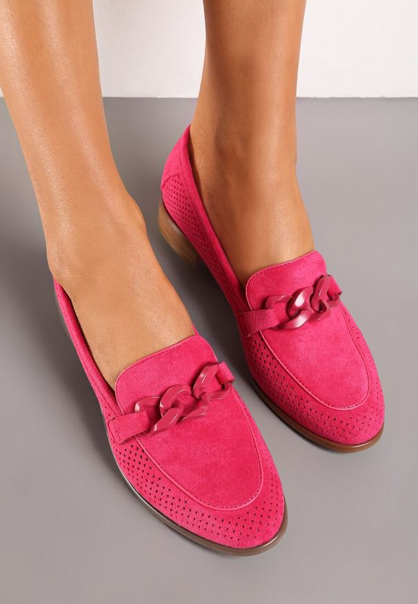 Born2be - Fuksjowe Mokasyny z Ażurową Cholewką Skórzaną Wkładką i Ozdobnym Łańcuchem Blegadia. Kolor: różowy. Materiał: skóra. Szerokość cholewki: normalna. Wzór: ażurowy