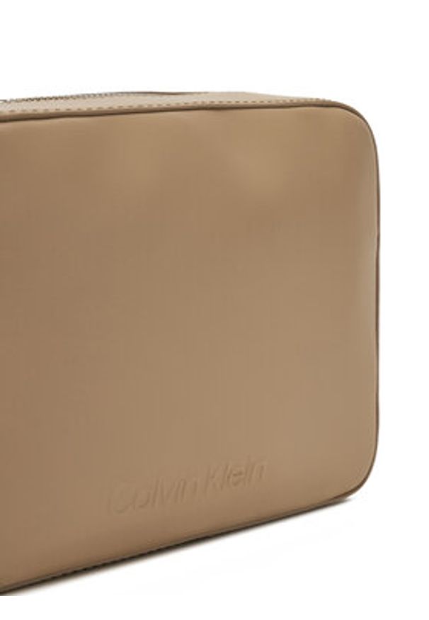 Calvin Klein Torebka Embossed Logo Camera Bag K60K612555 Brązowy. Kolor: brązowy. Materiał: skórzane