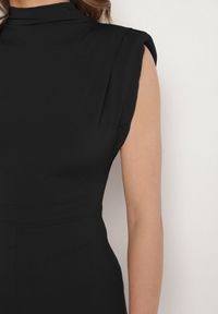 Born2be - Czarny Kombinezon z Nogawkami Flare i Podkreślonymi Ramionami Milenirea. Okazja: na co dzień. Kolor: czarny. Materiał: jeans. Styl: casual, klasyczny #4