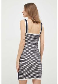 Guess sukienka kolor biały mini dopasowana. Typ kołnierza: dekolt w karo. Kolor: biały. Długość rękawa: na ramiączkach. Typ sukienki: dopasowane. Długość: mini #6