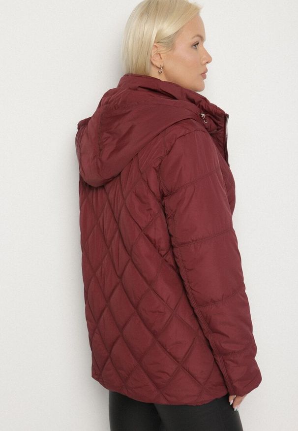 Born2be - Czerwona Pikowana Kurtka z Kapturem i Ozdobnymi Suwakami Carnaye. Okazja: na spacer, na co dzień. Typ kołnierza: kaptur. Kolekcja: plus size. Kolor: czerwony. Materiał: jeans. Styl: elegancki, casual, sportowy