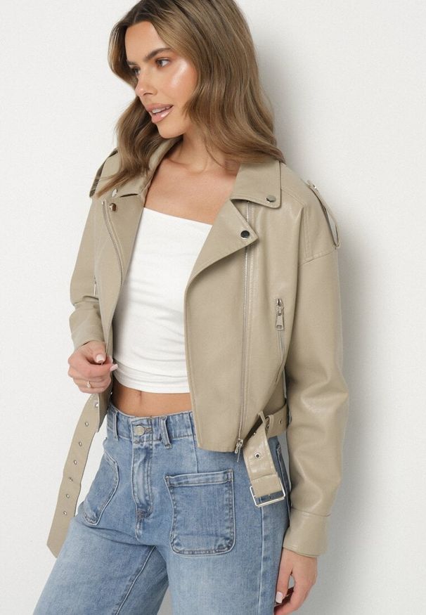 Born2be - Beżowa Kurtka Ramoneska z Klamrami Sesariah. Okazja: na co dzień. Kolor: beżowy. Materiał: jeans. Długość rękawa: krótki rękaw. Długość: krótkie. Sezon: wiosna. Styl: casual, rockowy, elegancki