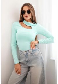 Kesi Włoski - Bluzka body damska z długim rękawem i asymetrycznym dekoltem miętowa. Okazja: na co dzień. Kolor: miętowy. Materiał: jeans, materiał, nylon, elastan. Długość rękawa: długi rękaw. Długość: długie. Styl: elegancki, casual