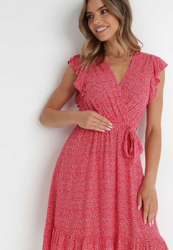 Born2be - Czerwona Sukienka z Paskiem Rartho. Typ kołnierza: kołnierz z falbankami. Kolor: czerwony. Materiał: wiskoza, materiał. Wzór: kwiaty, nadruk. Typ sukienki: kopertowe, rozkloszowane. Długość: mini