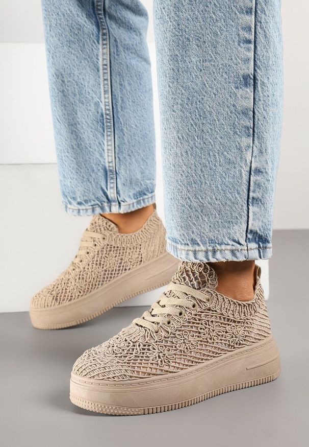 Renee - Ciemnobeżowe Sneakersy na Platformie z Ażurowym Wykończeniem Isdisane. Okazja: na co dzień. Zapięcie: sznurówki. Kolor: beżowy. Materiał: jeans. Wzór: ażurowy. Obcas: na platformie