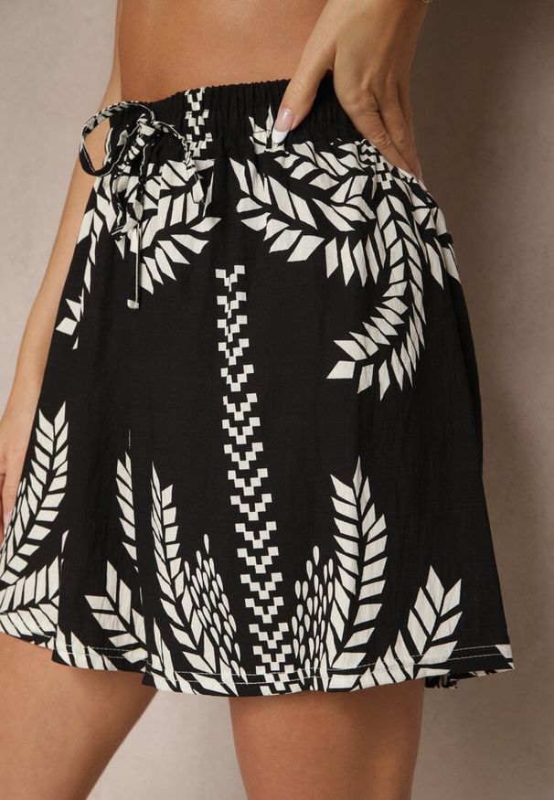 Renee - Czarne Wiskozowe Szorty z Gumką w Pasie z Motywem Roślinnym Savissea. Okazja: na co dzień, na spacer. Kolor: czarny. Materiał: wiskoza. Wzór: aplikacja. Sezon: lato. Styl: casual, elegancki