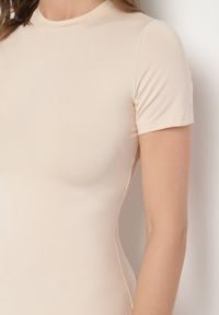 Born2be - Jasnobeżowa Sukienka o Taliowanym Kroju z Krótkim Rękawem Liravise. Okazja: na co dzień. Kolor: beżowy. Długość rękawa: krótki rękaw. Sezon: wiosna, lato. Typ sukienki: rozkloszowane. Styl: klasyczny, casual, elegancki #4