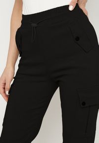 Born2be - Czarne Spodnie z Bawełną Typu Cargo z Wysokim Stanem Evivoria. Okazja: na co dzień. Stan: podwyższony. Kolor: czarny. Materiał: bawełna. Styl: casual #7