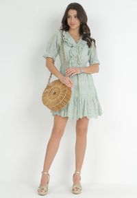 Born2be - Zielona Sukienka z Ażurowej Tkaniny z Gumką w Pasie i Falbankami Culissa. Typ kołnierza: kołnierz z falbankami. Kolor: zielony. Materiał: tkanina. Wzór: ażurowy #3