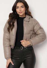 Born2be - Beżowa Kurtka Pikowana o Krótkim Fasonie z Kapturem Tinthella. Okazja: na spacer, na co dzień. Typ kołnierza: kaptur. Kolor: beżowy. Materiał: jeans. Długość: krótkie. Wzór: aplikacja. Styl: casual, elegancki #6