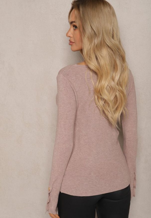 Renee - Beżowy Sweter z Wiskozą Ozdobiony Guzikami z Trójkątnym Dekoltem Attecca. Kolor: beżowy. Materiał: wiskoza. Wzór: aplikacja. Sezon: zima
