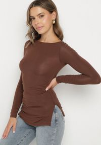 Born2be - Brązowa Bluzka z Wiskozą i Marszczeniem Furitta. Okazja: na co dzień. Kolor: brązowy. Materiał: wiskoza. Styl: casual, klasyczny #1