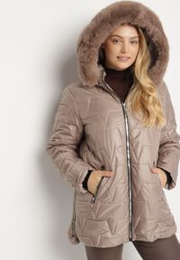 Born2be - Ciemnobeżowa Pikowana Kurtka z Kapturem z Futerkiem Azilma. Okazja: na co dzień, na spacer. Typ kołnierza: kaptur. Kolekcja: plus size. Kolor: beżowy. Materiał: futro. Wzór: aplikacja. Styl: klasyczny, casual