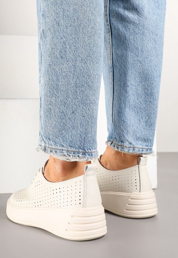 Renee - Beżowe Sneakersy ze Skóry Naturalnej z Perforacją na Niskiej Platformie Elanolia. Okazja: na co dzień. Nosek buta: okrągły. Kolor: beżowy. Materiał: skóra. Wzór: aplikacja. Obcas: na platformie