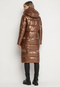 Born2be - Brązowa Kurtka z Kapturem i Szerokim Pikowaniem o Regulowanej Długości Ansanna. Okazja: na co dzień. Typ kołnierza: kaptur. Kolor: brązowy. Materiał: jeans. Styl: casual #7