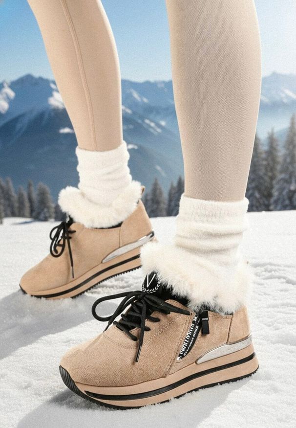 Born2be - Beżowe Płaskie Sneakersy Ozdobione Futerkiem i Napisem Tarvina. Okazja: na co dzień. Zapięcie: sznurówki. Kolor: beżowy. Materiał: futro. Wzór: napisy, aplikacja