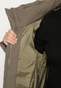 Born2be - Ciemnozielona Pikowana Kurtka Zimowa z Kapturem i Bocznymi Suwakami Falossea. Okazja: na co dzień. Typ kołnierza: kaptur. Kolekcja: plus size. Kolor: zielony. Materiał: poliester, dzianina, jeans. Sezon: zima. Styl: casual, klasyczny #4