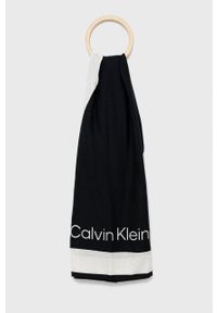 Calvin Klein chusta damska kolor czarny wzorzysta. Kolor: czarny. Materiał: materiał, tkanina