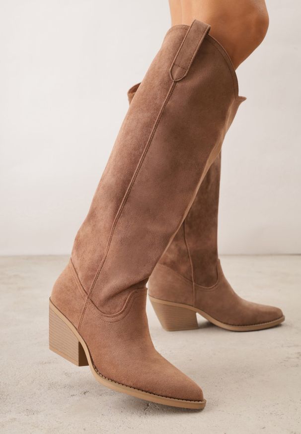Renee - Jasnobrązowe Kozaki Kowbojki na Stożku z Gładką Cholewką z Imitacji Zamszu Halille. Nosek buta: otwarty. Kolor: brązowy. Materiał: zamsz. Szerokość cholewki: normalna. Wzór: gładki. Obcas: na stożku. Wysokość obcasa: średni