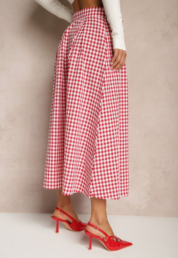 Renee - Czerwona Długa Spódnica z Bawełną w Kratkę o Rozkloszowanym Fasonie Leandiwen. Okazja: na co dzień, na spacer. Kolor: czerwony. Materiał: bawełna. Długość: długie. Wzór: kratka. Sezon: wiosna, lato. Styl: casual, elegancki