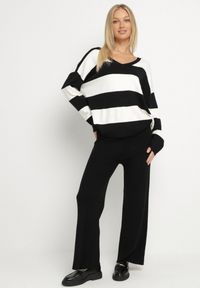 Born2be - Czarny Dzianinowy Komplet Szerokie Spodnie i Sweter w Paski Falesea. Kolor: czarny. Materiał: dzianina. Wzór: paski
