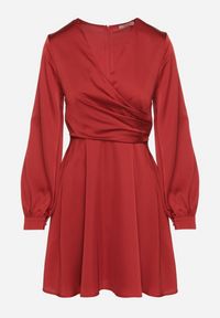 Born2be - Czerwona Satynowa Sukienka VICES z Kopertowym Dekoltem i Bufiastymi Rękawami Nivita. Okazja: na randkę, na ślub cywilny, na wesele. Typ kołnierza: dekolt w serek, dekolt kopertowy. Kolor: czerwony. Materiał: satyna. Typ sukienki: kopertowe. Styl: klasyczny, elegancki #6