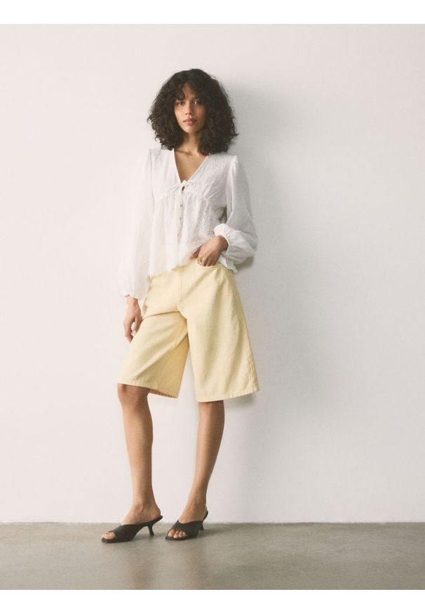 Reserved - Jeansowe szorty - żółty. Kolor: żółty. Materiał: jeans. Długość: długie