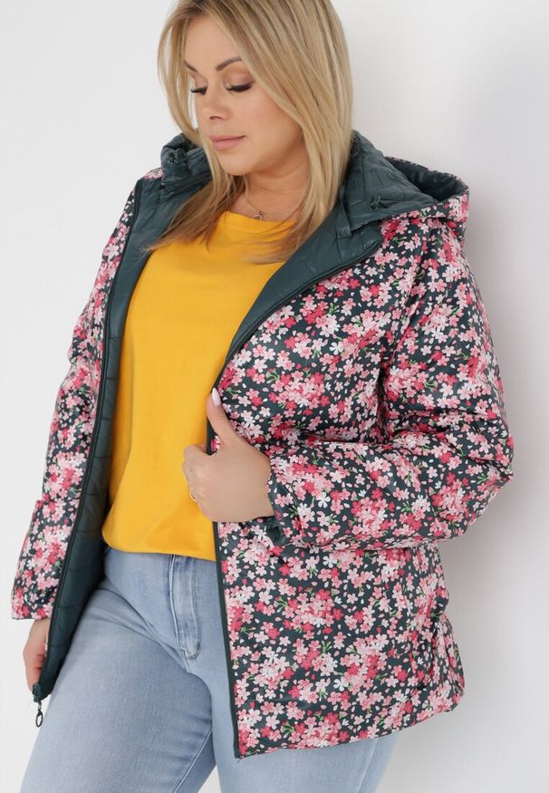Born2be - Ciemnozielona Kurtka Dwustronna Hypselle. Kolekcja: plus size. Kolor: zielony. Materiał: jeans. Wzór: kwiaty, aplikacja. Styl: klasyczny